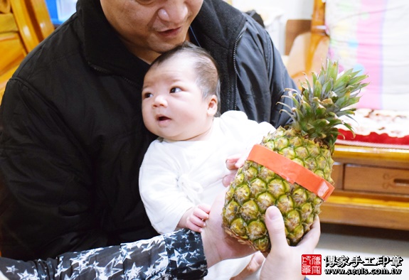 剃胎毛、滿月剃頭、嬰兒剃頭、嬰兒理髮、嬰兒剃髮、嬰兒剃胎毛、嬰兒滿月剃頭、寶寶剃頭、剃胎毛儀式、剃胎毛吉祥話、滿月剃頭儀式、滿月剃頭吉祥話、寶寶剃胎毛、寶寶滿月剃頭理髮、 新北新莊區剃胎毛、新北新莊區滿月剃頭、 新北新莊區嬰兒剃頭剃胎毛、新北新莊區嬰兒理髮、新北新莊區嬰兒剃髮、朱寶寶(新北新莊區到府嬰兒寶寶滿月剃頭理髮、免費到府嬰兒剃胎毛儀式吉祥話)。到府剃頭剃胎毛主持、專業拍照、DVD光碟、證書。★購買「臍帶章、肚臍章、胎毛筆刷印章」贈送：剃頭、收涎、抓周，三選一。2016.01.02 照片14